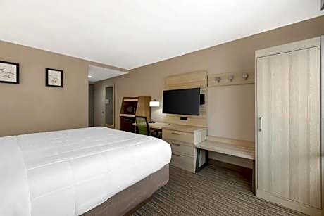1 Queen Bed Nonsmoking Accessible
