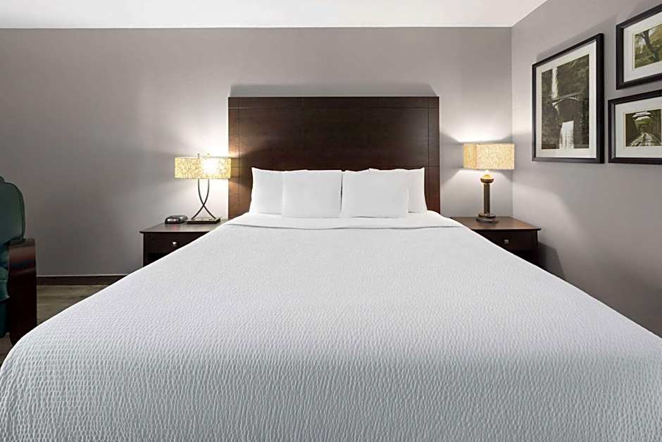La Quinta Inn & Suites by Wyndham Sheboygan