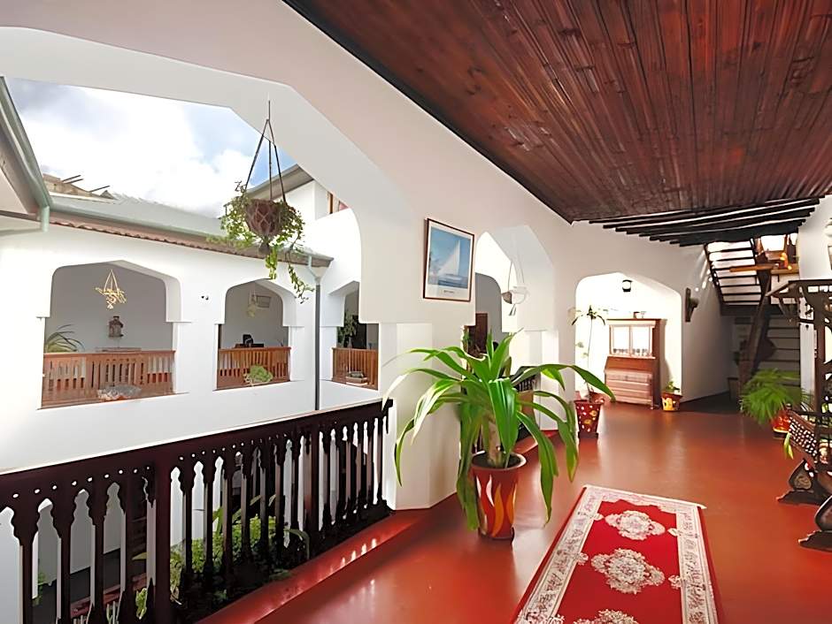Dhow Palace Hotel