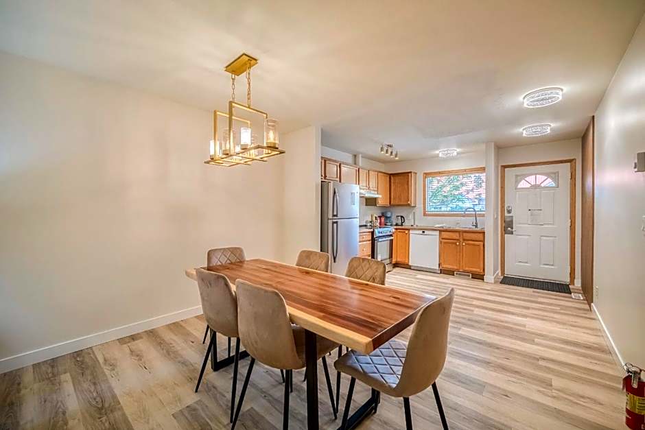 Bow Valley Chalets-Entire 2 King Bedrooms townhouse