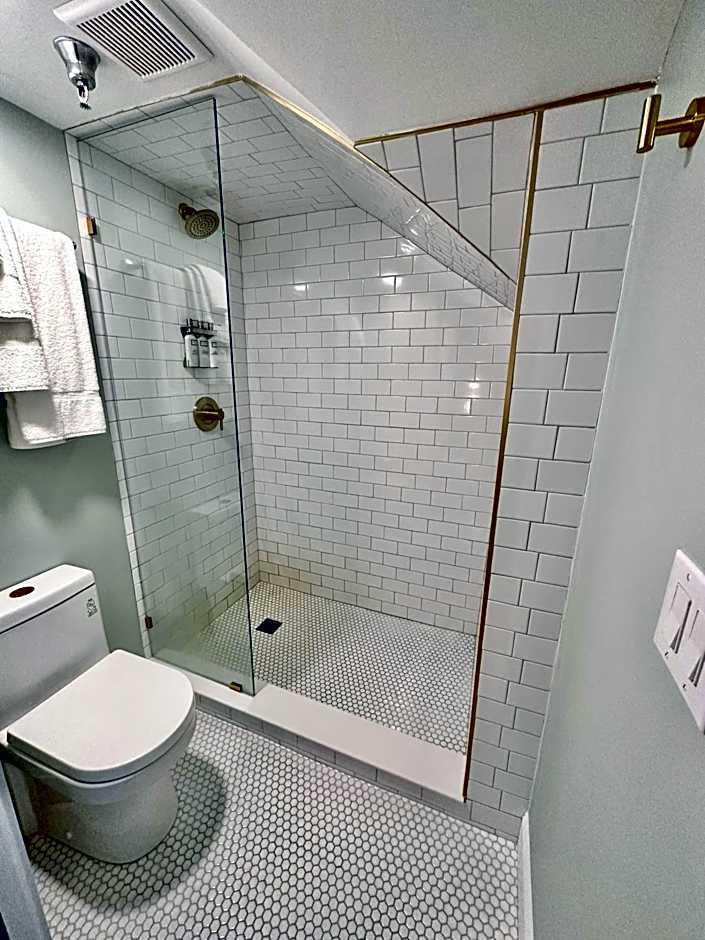 Peninsula Bed & Cocktails