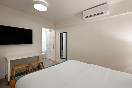 Queen Room with Courtyard View - Non-Smoking