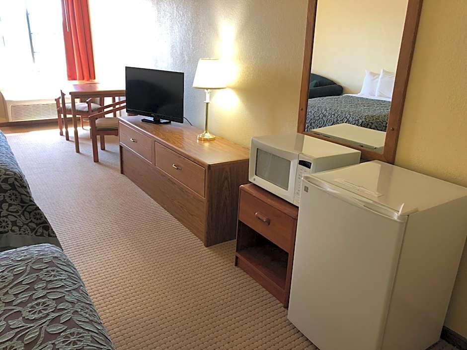 Days Inn by Wyndham Iron Mountain