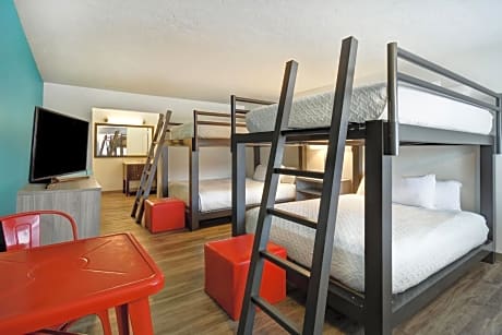 Double Queen w/ Queen Bunk Beds