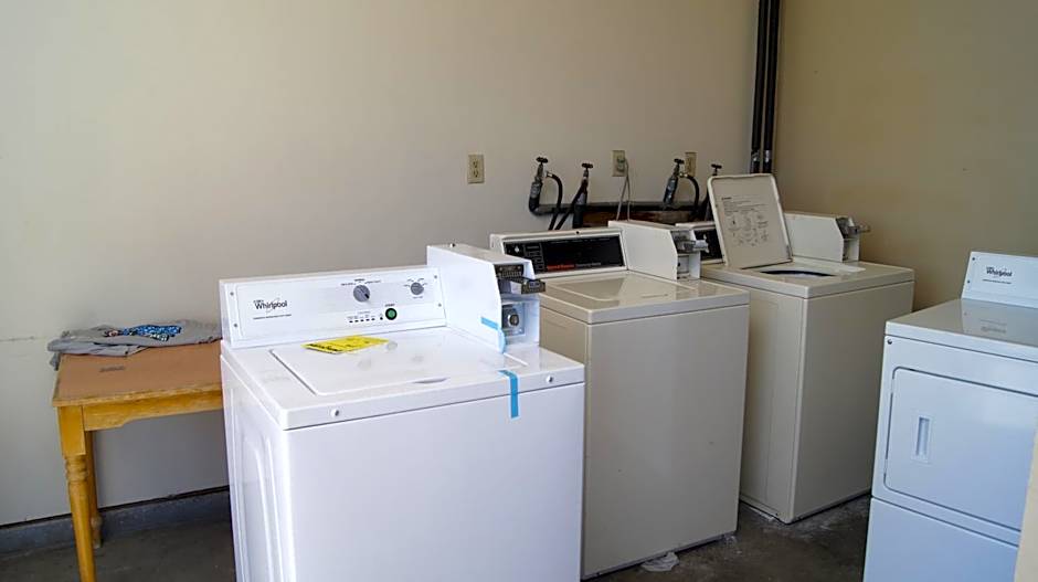 Holiday Lodge & Suites