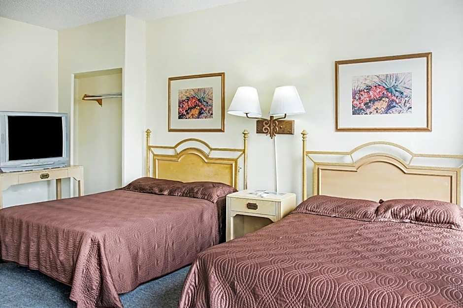 OYO Cameron Historic Hotel Brownsville I-69E