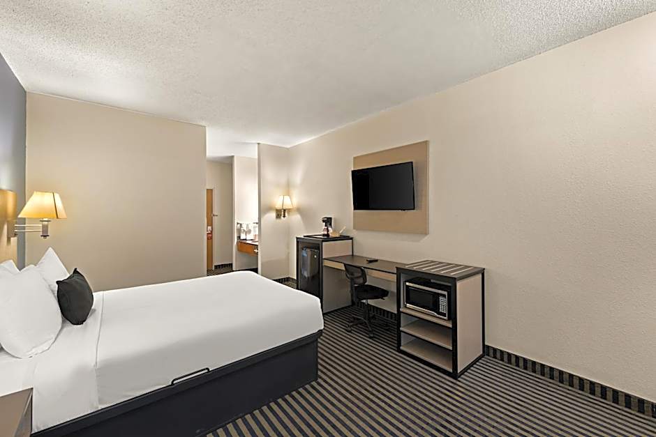 Photo 1 of 4 of 1 Queen Bed, Accessible