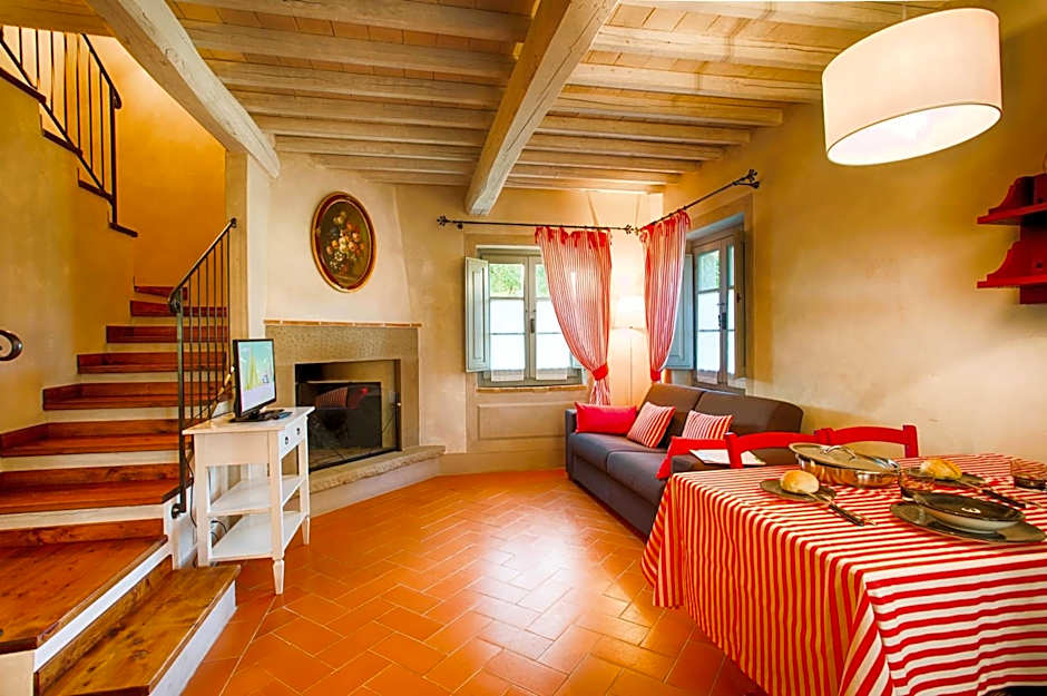 Farmhouse with swimming pool surrounded by greenery just 20 minutes from Arezzo