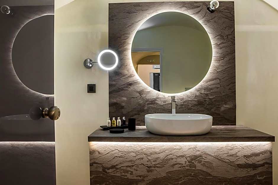 Sun Rocks Boutique Hotel - Caldera View Suites & Sunset Dining Experience