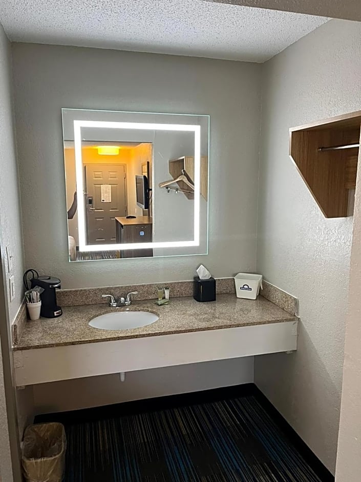 Days Inn & Suites by Wyndham Mobile