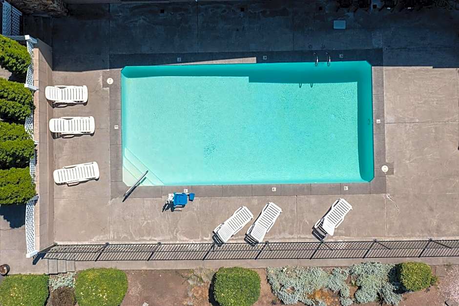 Bend Inn & Suites