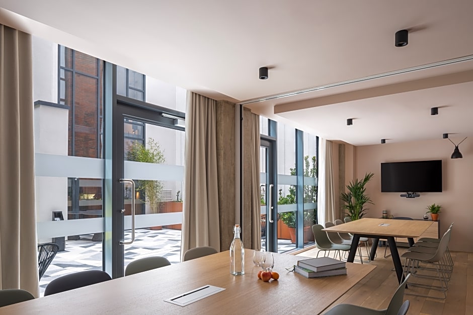 Zanzibar Locke, Ha'Penny Bridge