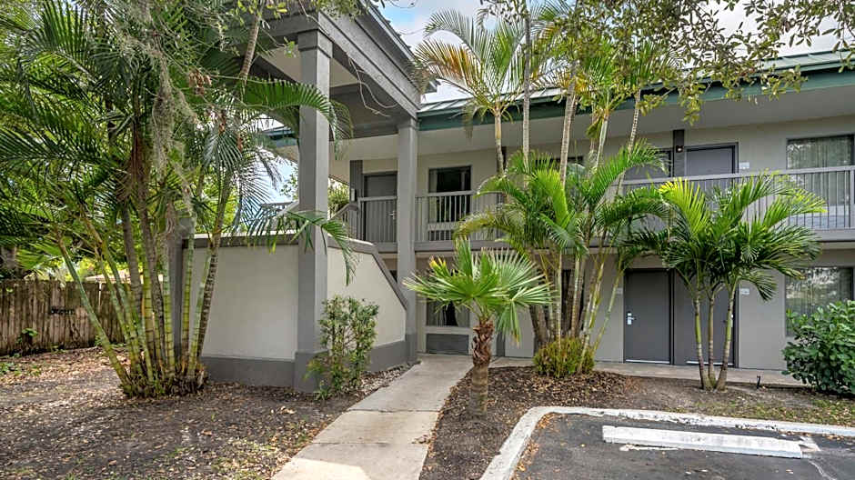 All-New, Private, Huge TV, Heated Pool, Tiki Bar