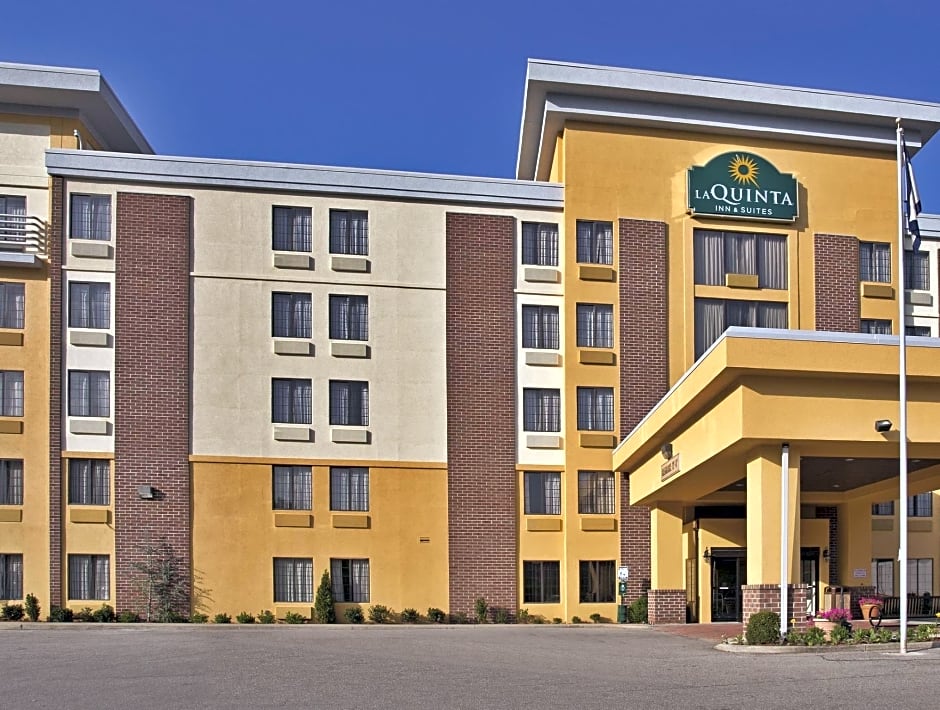 La Quinta by Wyndham Elkview - Charleston NE