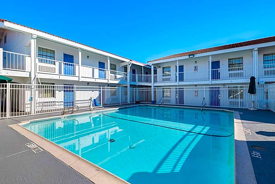 Motel 6-Grand Prairie, TX - Interstate 30