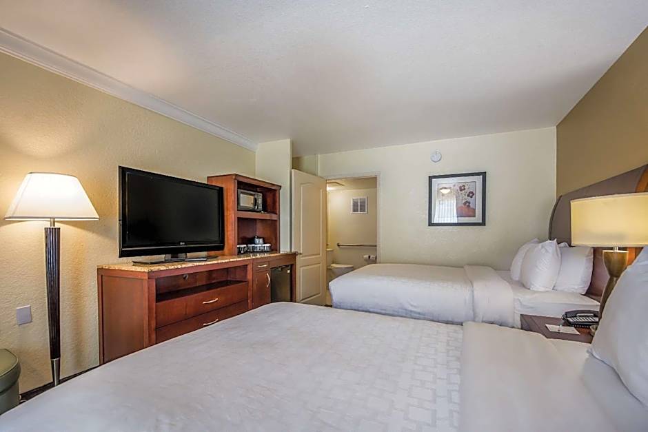 Clarion Inn & Suites Central Clearwater Beach