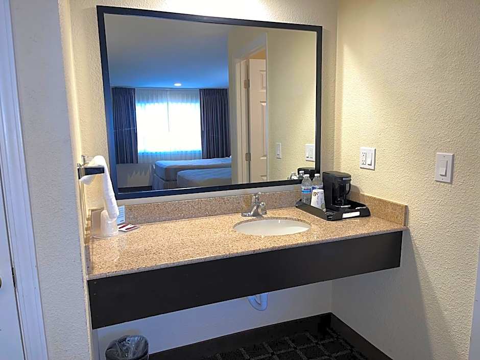 Oregon Trail Inn and Suites