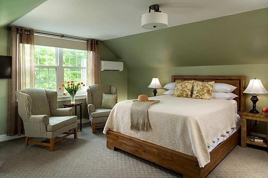 Wolf Cove Inn