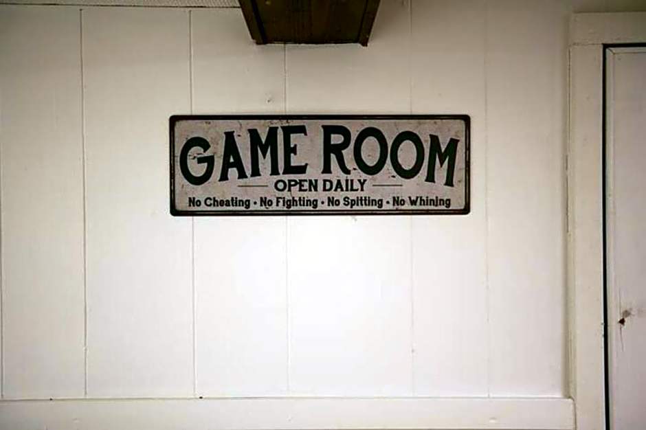 Walk To Parks, Dining & Lake! Game Room! Hot Tub!