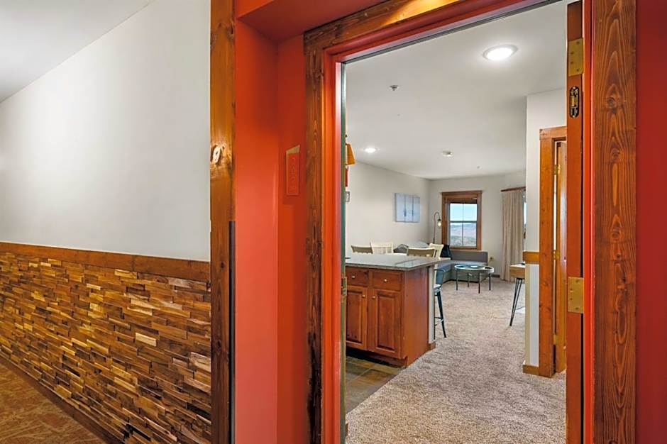 HH 207 Ski-InOut Sunrise Views Village Steps Sleeps 4