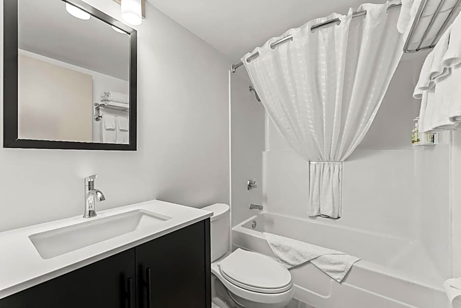 Travelodge Suites by Wyndham Regina - Eastgate Bay