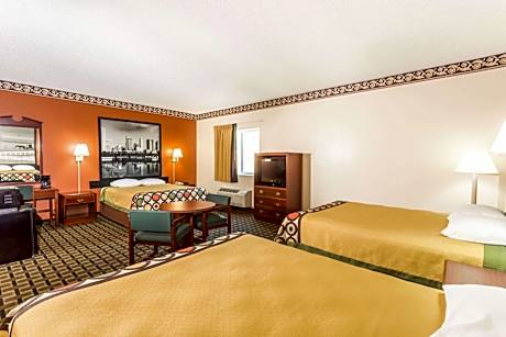 Studio Suite with Three Queen Beds - Non-Smoking