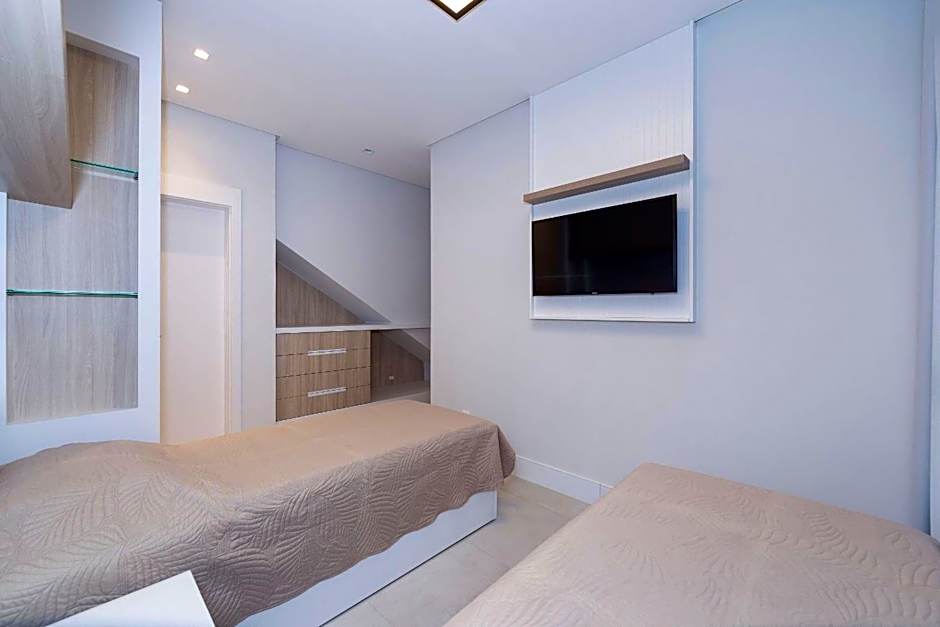 Adra 306 - Excelente Cobertura Duplex - Centro/Bombinhas- Rooftop com Piscina - À poucos metros da praia - (Consultar serviços de roupas de cama e banho)