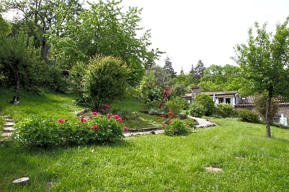 Les Grangeonnes, gîtes nature, piscine, sauna pour accueil familiale ou de groupe