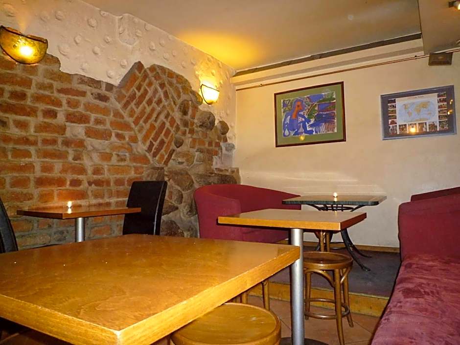 Academus Pub & Guest House