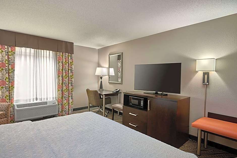 Hampton Inn By Hilton Evansville Airport