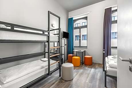 Family Room (2 Adults + 2 Children)