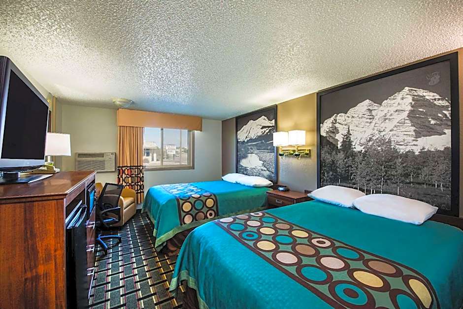 Super 8 by Wyndham Pueblo