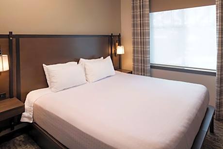 One-Bedroom King Suite with Fireplace - Non-Smoking