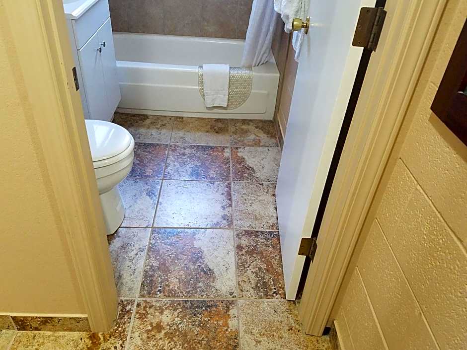 Townhouse Inn & Suites