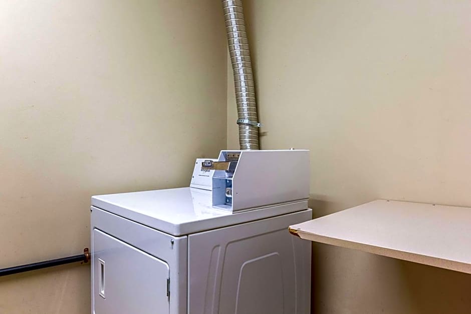 Econo Lodge Inn & Suites Evansville East