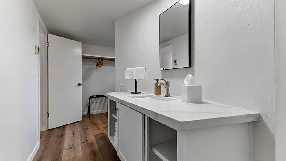 Camp Nelson Lodge Room 6