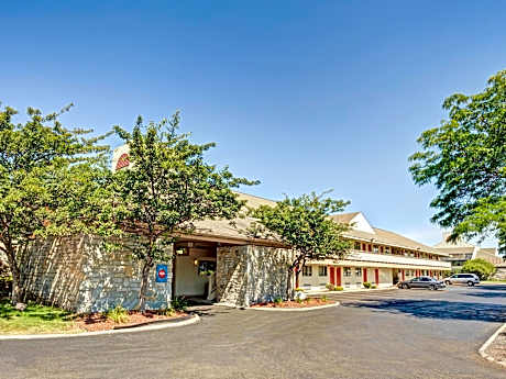 Days Inn & Suites by Wyndham Monroe