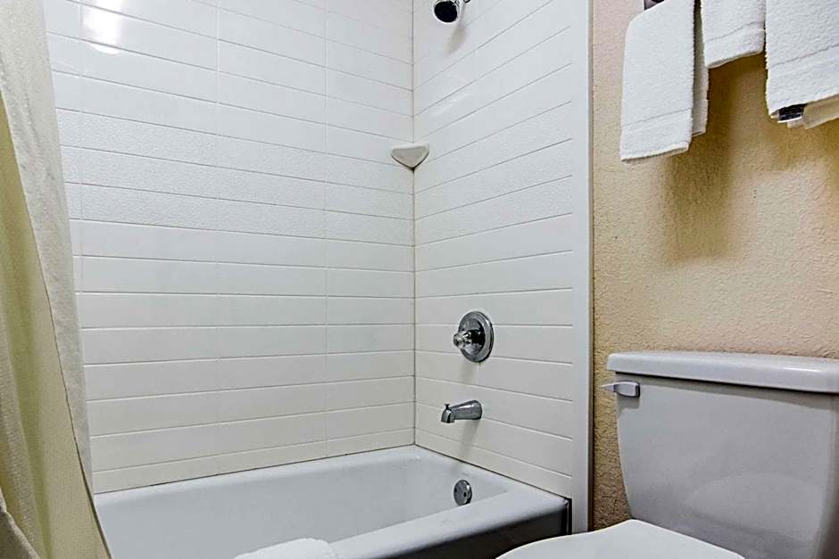 Econo Lodge Inn & Suites East