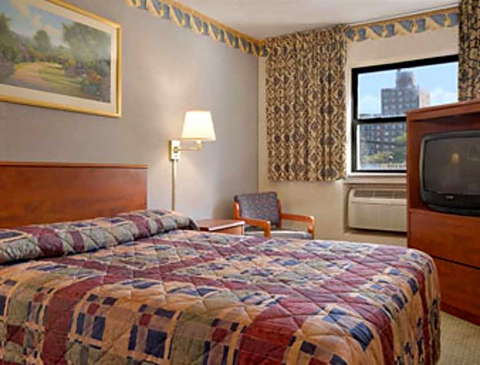 Super 8 by Wyndham Long Island City LGA Hotel