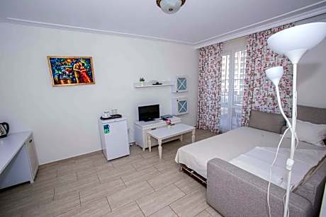 One-Bedroom Suite with Balcony - Free WiFi