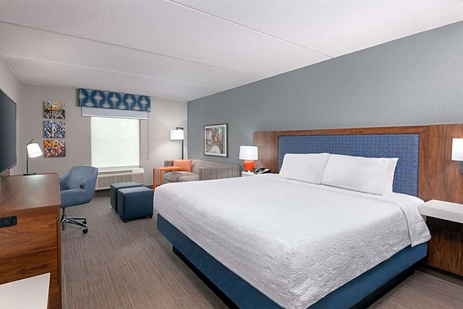 Hampton Inn & Suites Charlottesville at the University