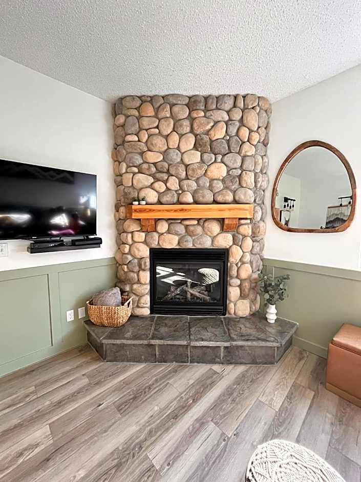 Three Peaks Getaway Jacuzzi Suite - sleeps 4