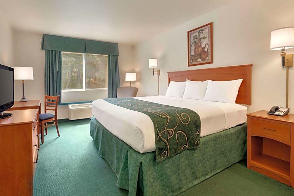 Travelodge by Wyndham Dunsmuir