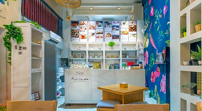 Kinnon Deluxe Hostel Coworking Cafe