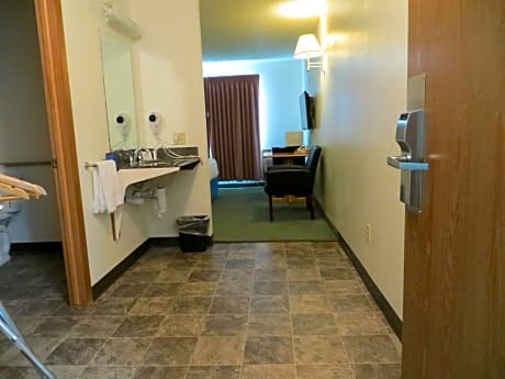 1 King Bed, Mobility/Hearing Accessible Room, Roll-In Shower