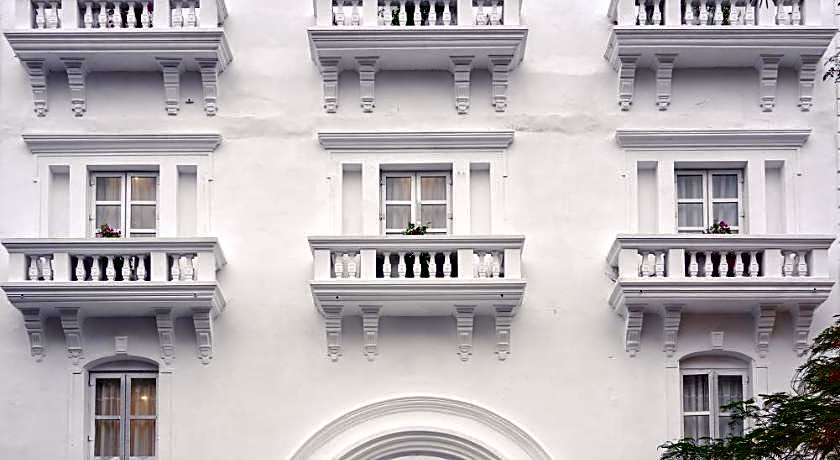 Manoir Des Arts Hotel