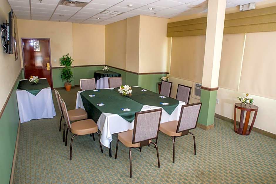 Holiday Inn Express & Suites Cocoa by IHG