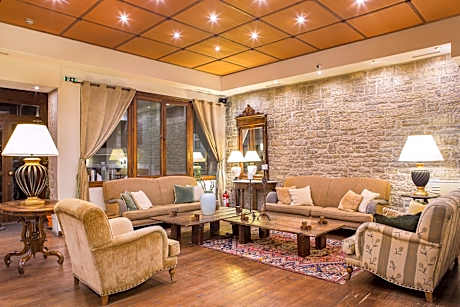 Country Club Hotel & Suites