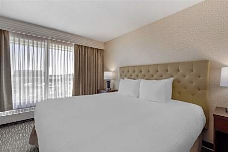 King Suite - Non-Smoking