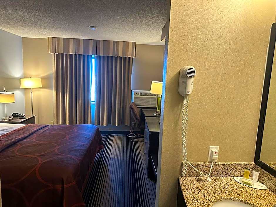 Super 8 by Wyndham Milwaukee Airport
